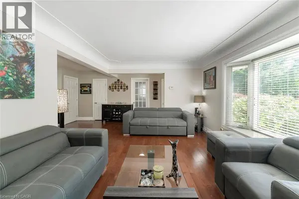 1063 JOAN Drive, Burlington, ON L7T3H3