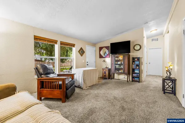 1606 11th St, Sweet Home, OR 97386