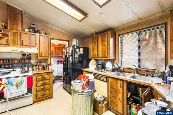 39649 Lacomb Dr, Lebanon, OR 97355