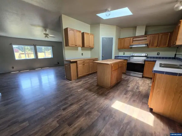 34125 Lacomb Rd, Lebanon, OR 97355