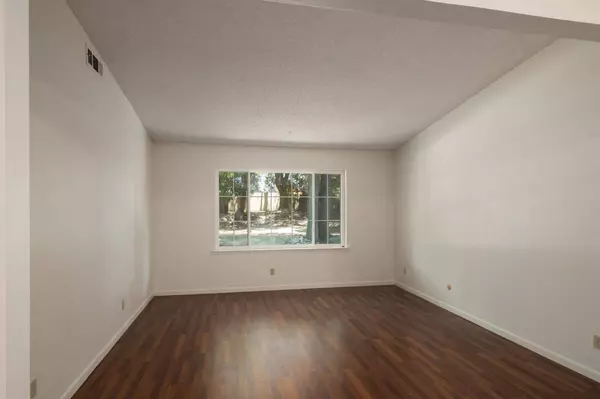 8298 N Calaveras ST, Fresno, CA 93711