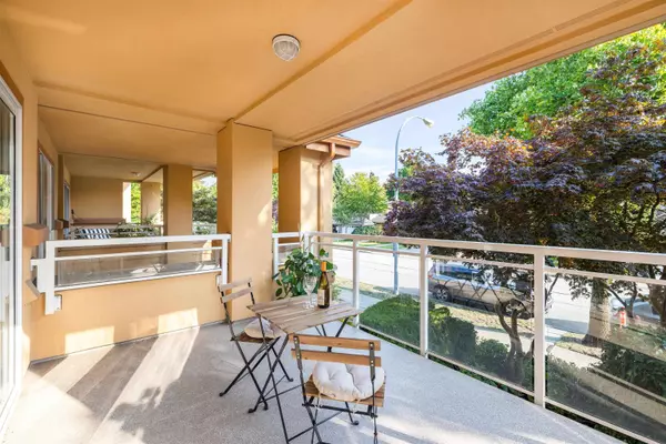 15155 22 AVE #210, Surrey, BC V4A 9T4