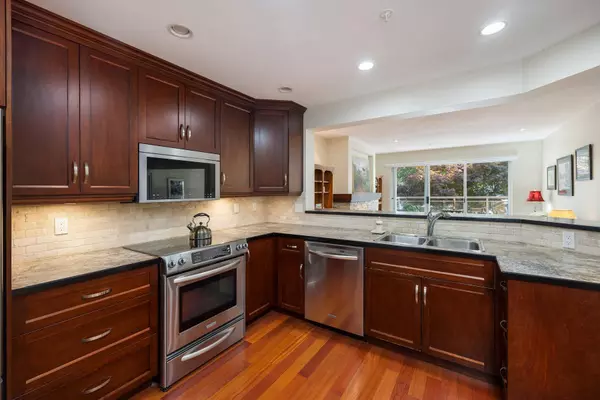 15155 22 AVE #210, Surrey, BC V4A 9T4