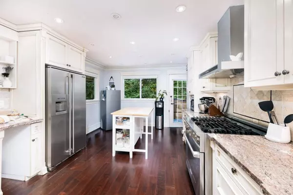 13788 32 AVE, Surrey, BC V4P 2B8