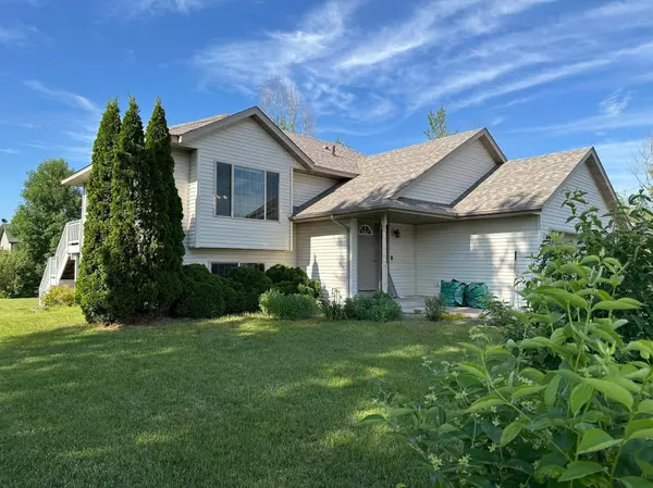 38474 Coventry DR, North Branch, MN 55056