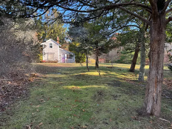 30 Pond St, Osterville, MA 02655-1507