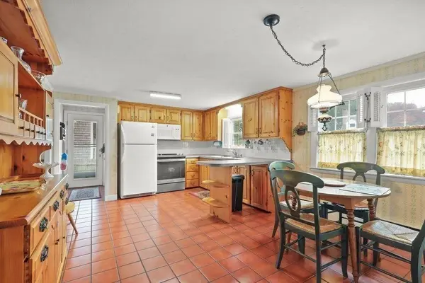 64 Ellsworth Dr, Falmouth, MA 02536