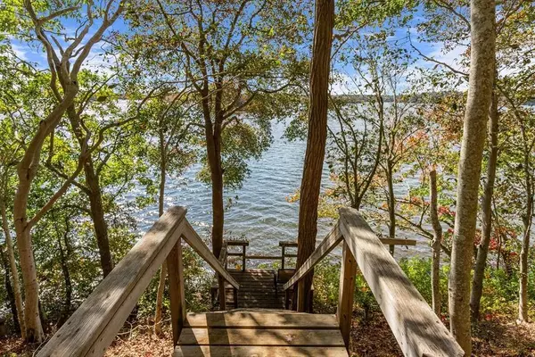 96 Pimlico Pond, Mashpee, MA 02649