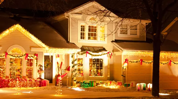 feature image of Holiday Light Displays in Ventura County