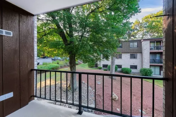 7 Greenbriar Dr #202, North Reading, MA 01864