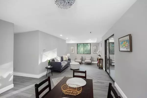 7 Greenbriar Dr #202, North Reading, MA 01864