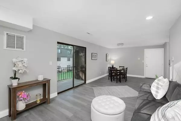 7 Greenbriar Dr #202, North Reading, MA 01864