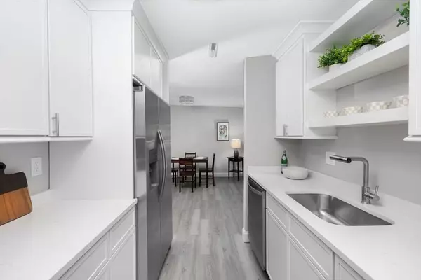 7 Greenbriar Dr #202, North Reading, MA 01864