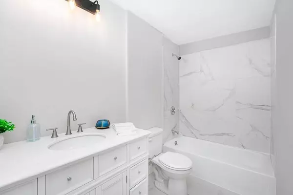 7 Greenbriar Dr #202, North Reading, MA 01864