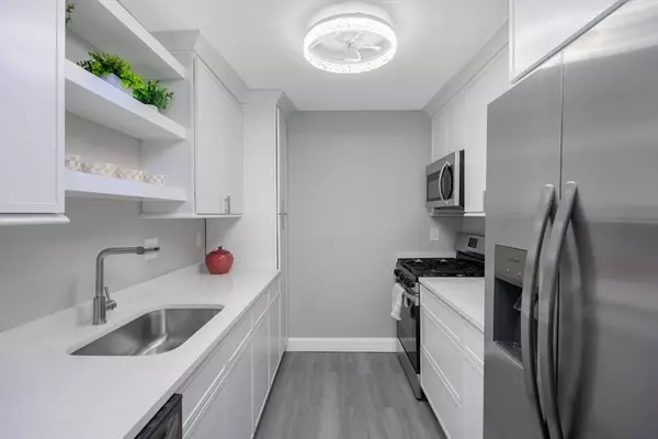 7 Greenbriar Dr #202, North Reading, MA 01864