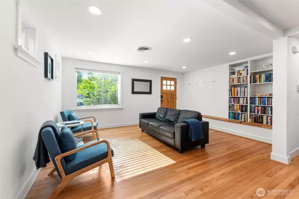 10720 Phinney AVE N, Seattle, WA 98133