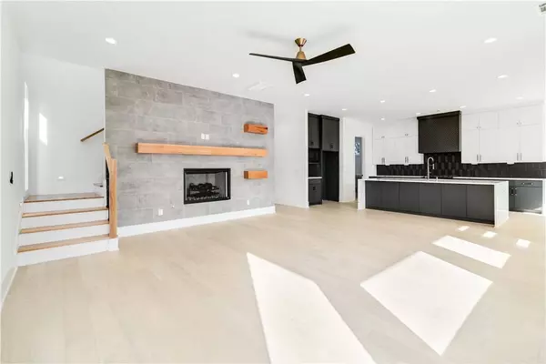 810 NW 11th St, Bentonville, AR 72712