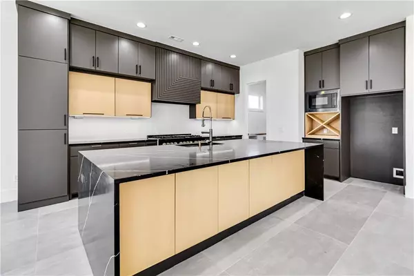 810 NW 11th St, Bentonville, AR 72712