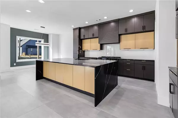 810 NW 11th St, Bentonville, AR 72712