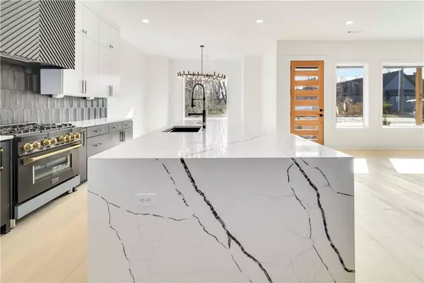 810 NW 11th St, Bentonville, AR 72712