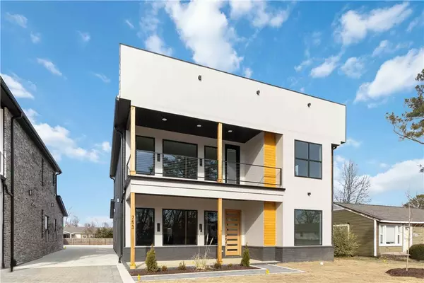 810 NW 11th St, Bentonville, AR 72712