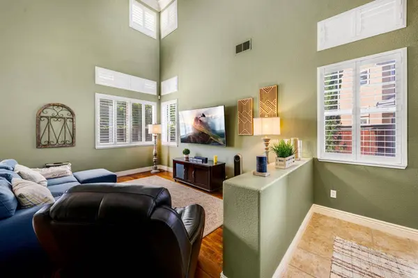 3240 Shelter Cove LN, Elk Grove, CA 95758