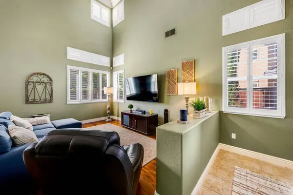 3240 Shelter Cove LN, Elk Grove, CA 95758