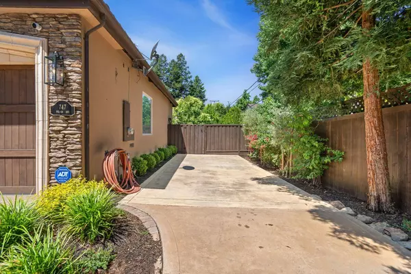 747 Fulton AVE, Sacramento, CA 95825