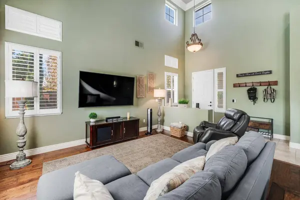 3240 Shelter Cove LN, Elk Grove, CA 95758