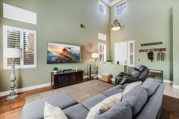 3240 Shelter Cove LN, Elk Grove, CA 95758