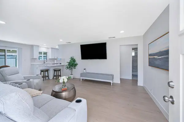 3721 Whitney AVE, Sacramento, CA 95821