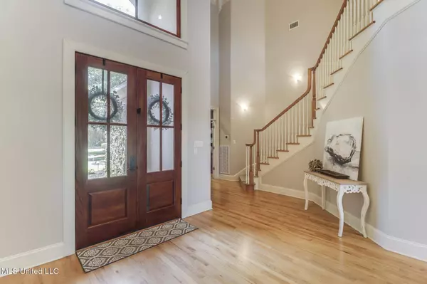 18 Sauvolle Court, Ocean Springs, MS 39564