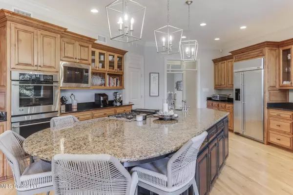 18 Sauvolle Court, Ocean Springs, MS 39564