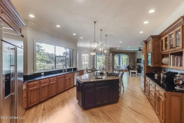 18 Sauvolle Court, Ocean Springs, MS 39564