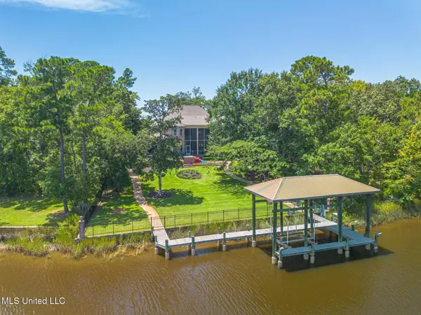 18 Sauvolle Court, Ocean Springs, MS 39564