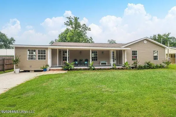 912 Maple Street, Waveland, MS 39576