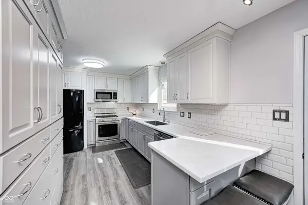 555 Hyannis DR, Avon, IN 46123