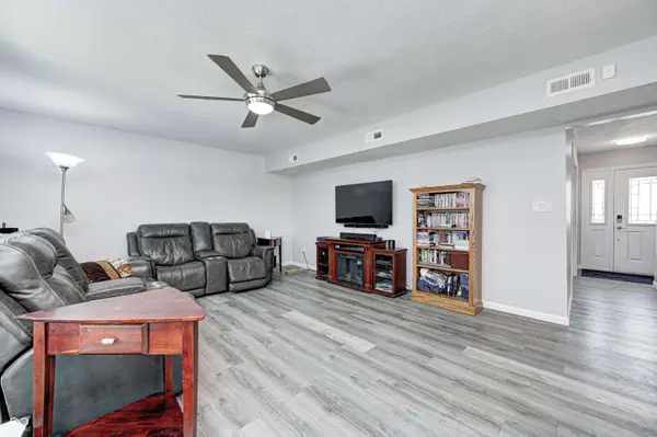 555 Hyannis DR, Avon, IN 46123