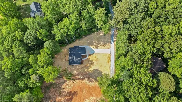 218 Saddlebrook CT, Lexington, NC 27295