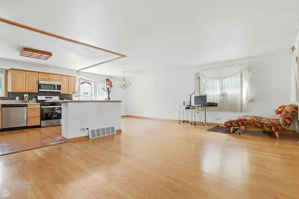 125 N Stratton Lane, Mount Prospect, IL 60056