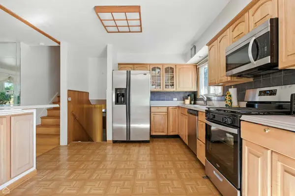 125 N Stratton Lane, Mount Prospect, IL 60056