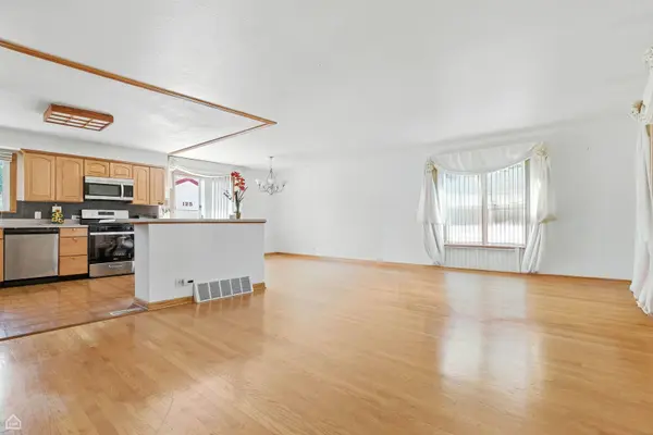 125 N Stratton Lane, Mount Prospect, IL 60056