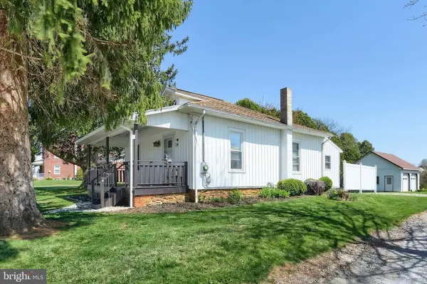 34 MILL ST, Stewartstown, PA 17363