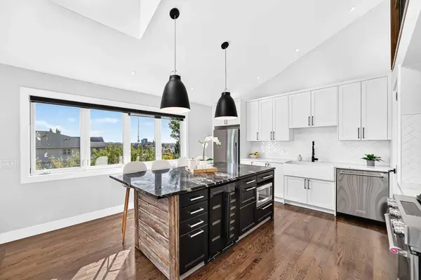 328 3 ST NE, Calgary, AB T2E 7W5