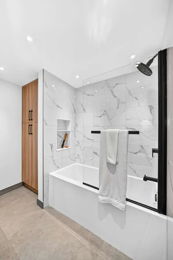 328 3 Street NE Calgary, Ab T2e 7w5,