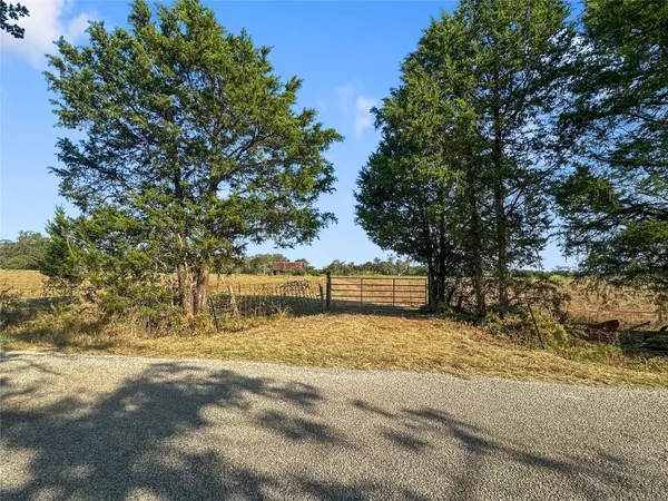 171 Flower Hill RD, Smithville, TX 78957