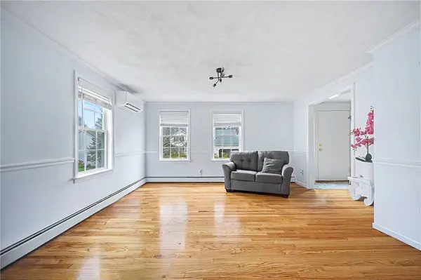 13 Bernon DR, Lincoln, RI 02865