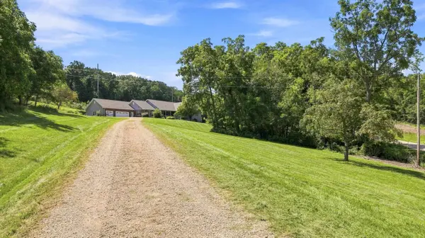 1135 W Menzemer, Elizabeth, IL 61028