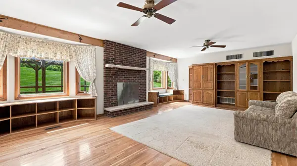 1135 W Menzemer, Elizabeth, IL 61028
