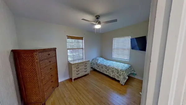 2342 Margaret St, Sarasota, FL 34237-3518